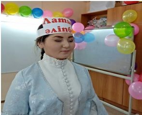 16.11. Қазақ тілі мен әдебиеті оқытушысы Қ.Б.Достанбекованың «Тіл- біздің байлығымыз» атты әдеби- сазды бағдарламасы өтті. ҚР гимні тыңдалып, кеш қазақ ұлттық биімен жалғасты.